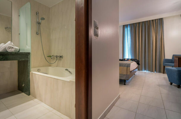BATHROOM-EXECUTIVE_SUITE_4